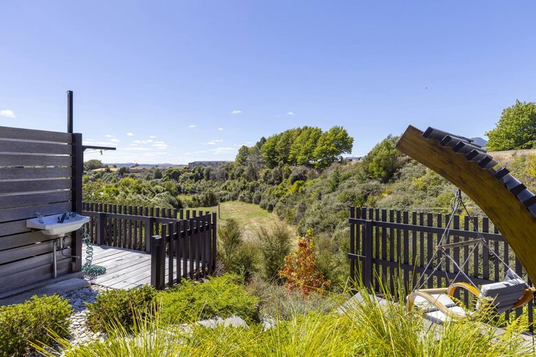 Sunlit Luxury Home Overlooking Lake Taupō - Taupō, New Zealand
