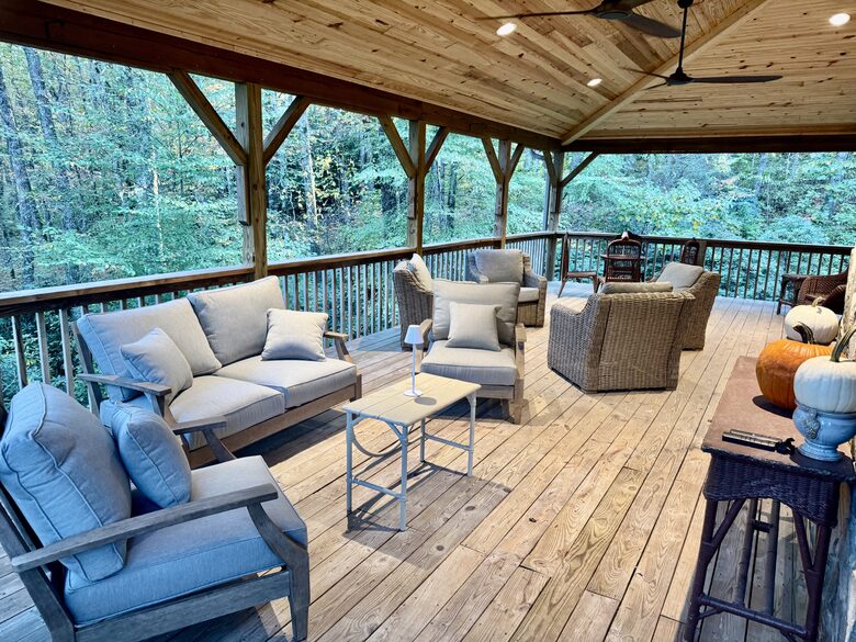 A Warm Woodland Retreat in the Heart of Highlands - Highlands, North Carolina