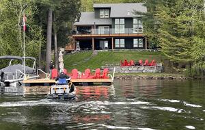 Stunning Muskoka Waterfront Retreat with Year-Round Adventure - Huntsville, Canada