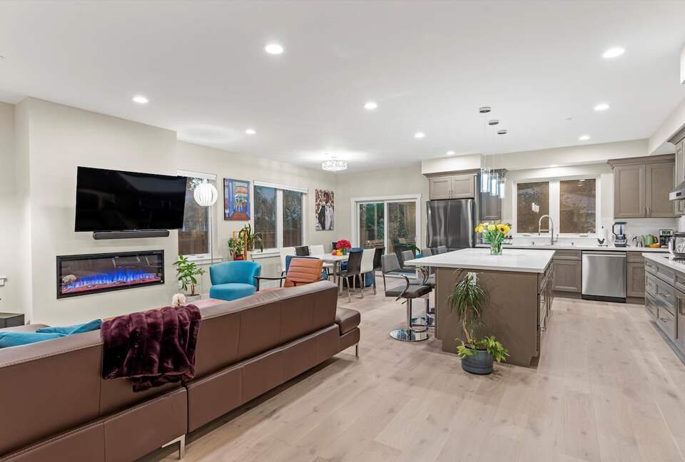 Elegant 5-Bedroom Home near Tech Hubs and Wine Country - San Jose, California