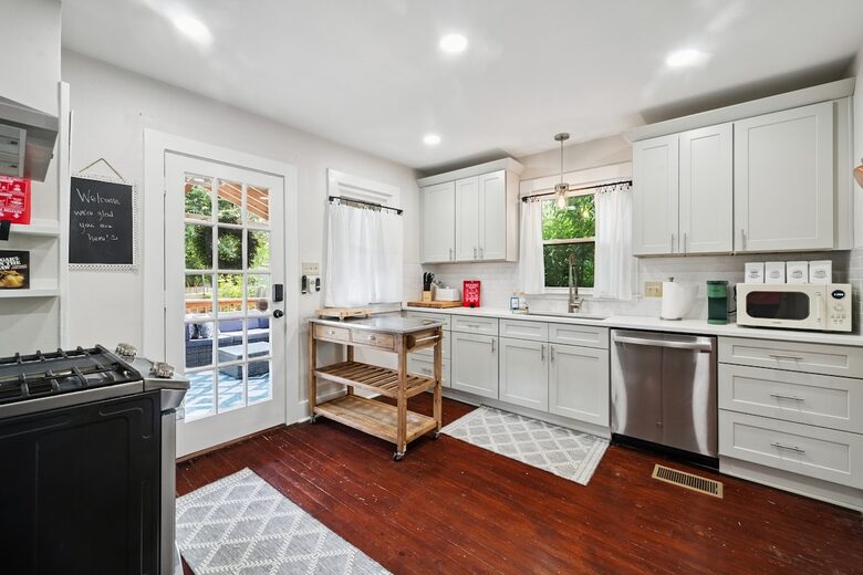 Mid City Baton Rouge Retreat with Carriage House - Baton Rouge, Louisiana