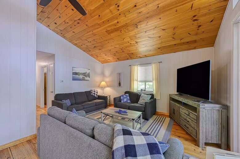 Lake Anna Cabin with Private Dock & Views - Mineral, Virginia