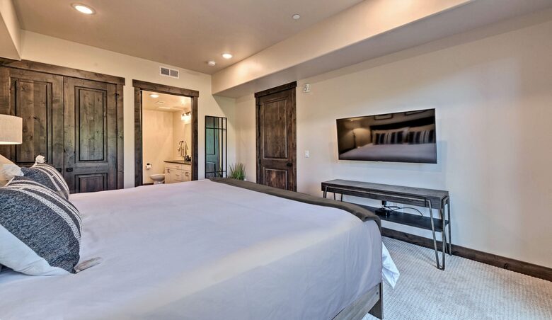 Luxe Park City Condo - Walk To Ski Lift! - Park City, Utah
