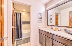 Riverside Alpine Escape | Elegant Winter Getaway in Silverthorne - Silverthorne, Colorado