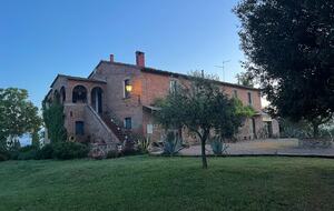 East Face Apartment in a Historic Farmhouse - Castiglione del Lago, Italy
