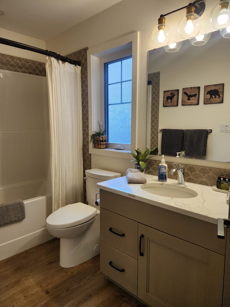 Mainfloor bathroom.