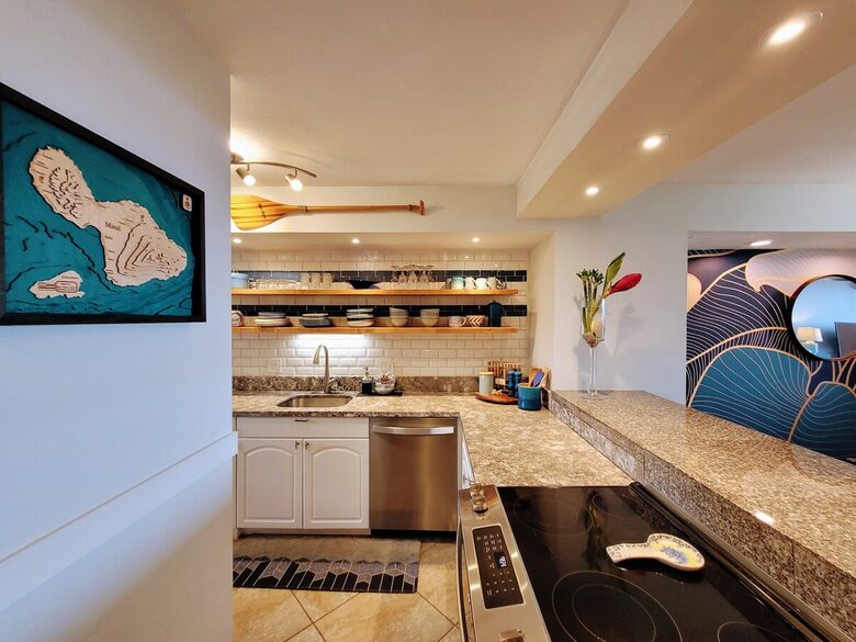The Palm Oasis: Waterfront Living, Whale Views and Steps to Turtles - Lahaina, Hawaii