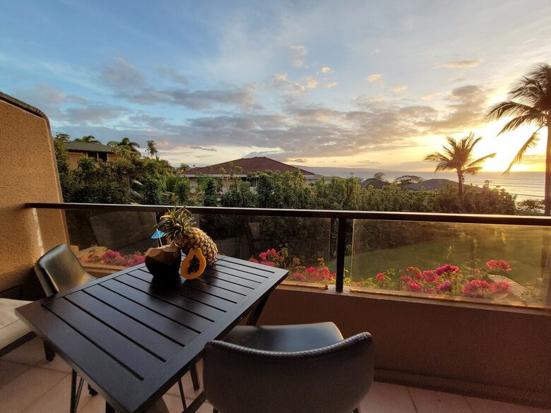 The Palm Oasis: Waterfront Living, Whale Views and Steps to Turtles - Lahaina, Hawaii