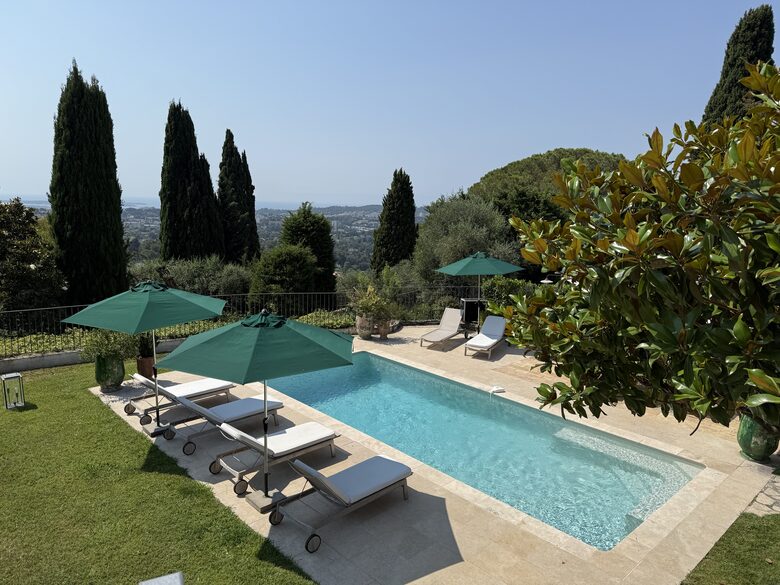 Elegant Mougins Haven Overlooking the Bay of Cannes - Mougins, France