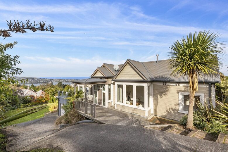 Executive Retreat with 180-degree views - Dunedin, New Zealand
