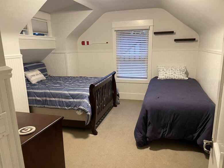 Upstairs bedroom 1 - 1 full & 1 twin