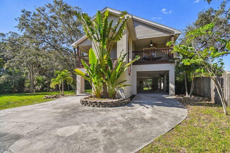 Charming Two-Story Treehouse Near Tampa Bay & Clearwater Beaches - Tampa, Florida