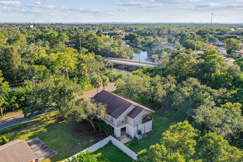 Charming Two-Story Treehouse Near Tampa Bay & Clearwater Beaches - Tampa, Florida