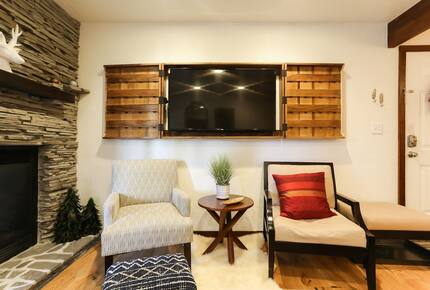 Cozy Avon Getaway with Mountain Views - Avon, Colorado