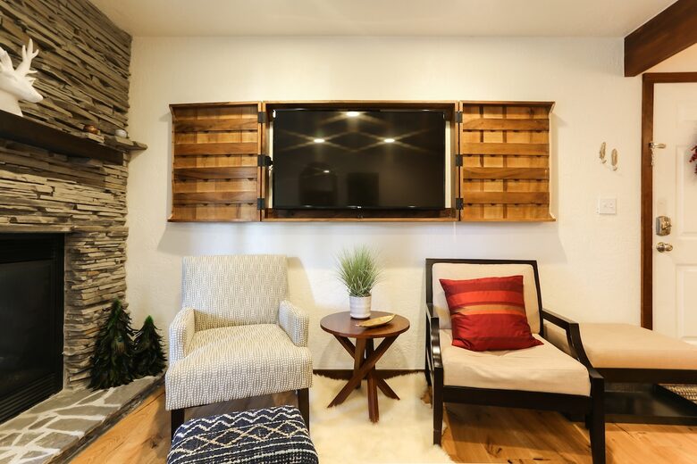 Cozy Avon Getaway with Mountain Views - Avon, Colorado