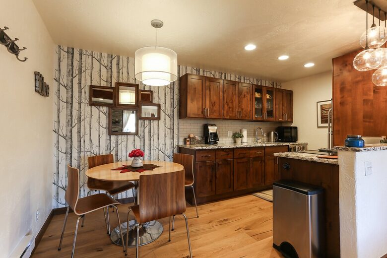 Cozy Avon Getaway with Mountain Views - Avon, Colorado