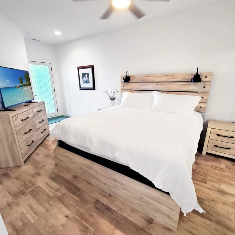 Bright 4BR Retreat with East Lake Views - Arnolds Park, Iowa