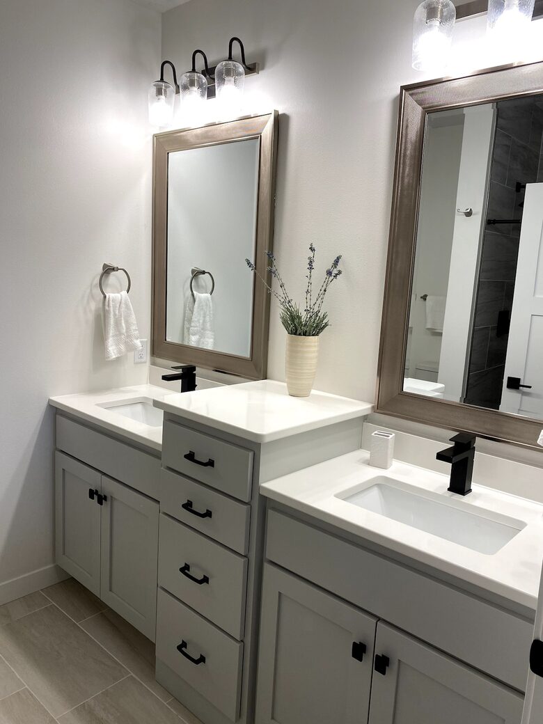 Bright 4BR Retreat with East Lake Views - Arnolds Park, Iowa
