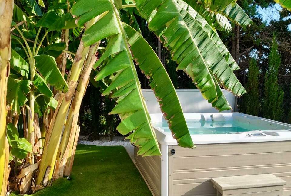 Hot Tub, Jacuzzi with bluetooth speakers