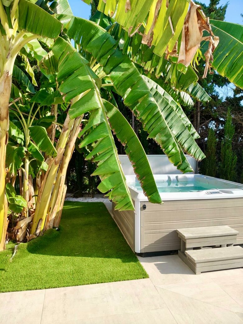 Hot Tub, Jacuzzi with bluetooth speakers