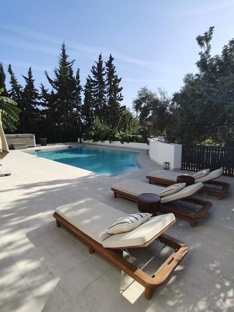 Pool & Sunloungers