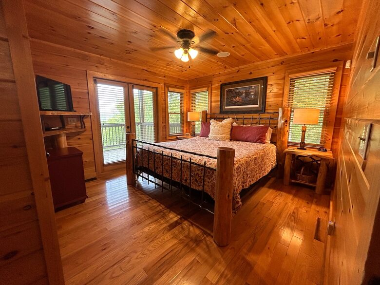 Scenic Georgia Cabin Minutes From Downtown Blue Ridge - Blue Ridge, Georgia