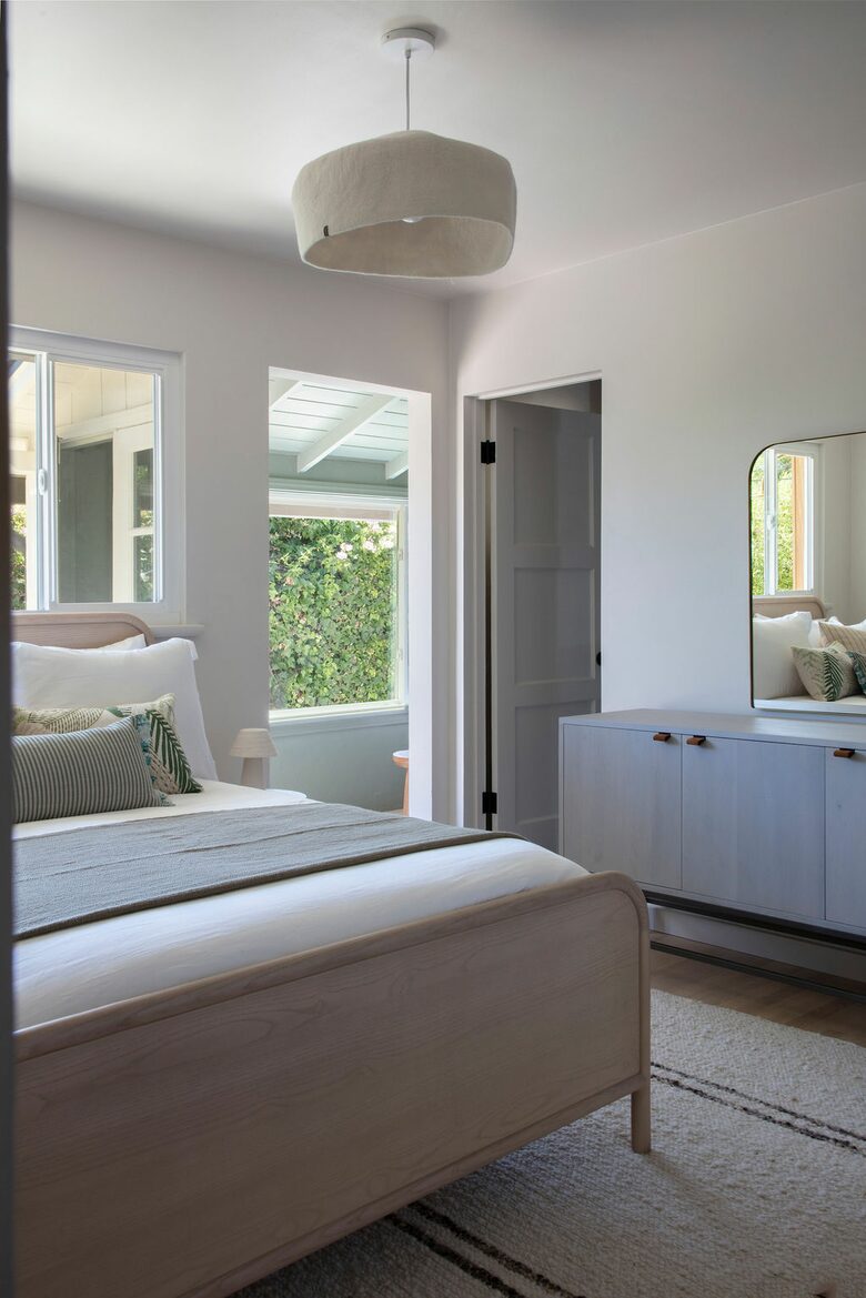 full size bedroom
