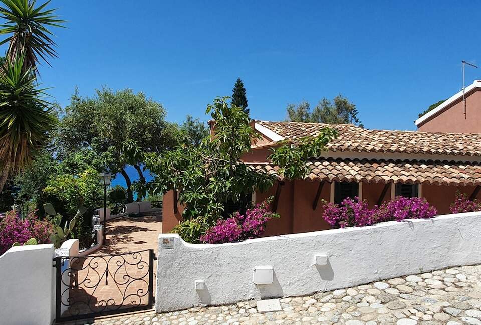 Refined Seaside Villa with Private Pool and Beach Access - Marina di Bordila, Italy