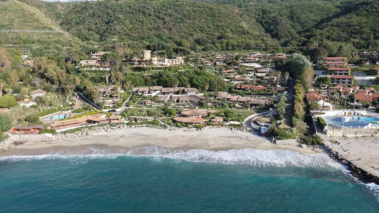 Refined Seaside Villa with Private Pool and Beach Access - Marina di Bordila, Italy