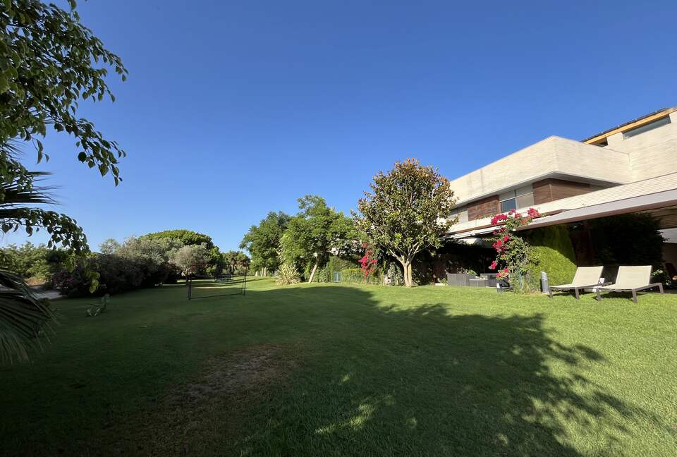 Contemporary Apartment Framed by Lush Gardens - El Puerto de Santa María, Spain