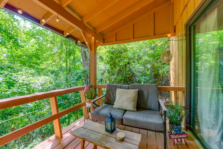 Cozy Maggie Valley Townhome With Hot Tub - Maggie Valley, North Carolina