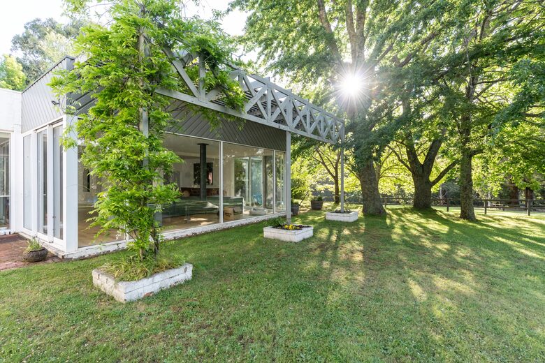Modern Glass Walled Countryside Sanctuary in Rural Victoria - Bullengarook, Australia