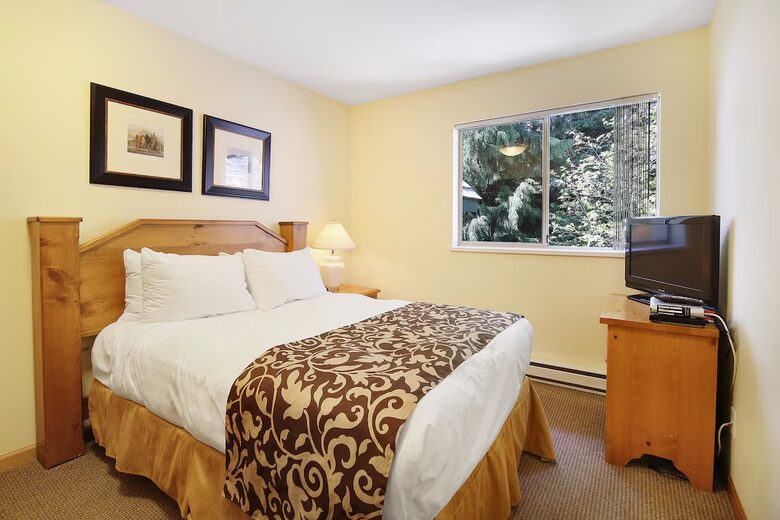 Alpine Comfort at Valhalla | Spacious Home with Easy Mountain Access - Whistler, Canada