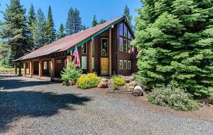 Timber Circle Retreat | Acolhedora casa na floresta perto do Lago dos Bosques – Klamath Falls, Oregon
