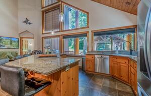 Timber Circle Retreat | Acolhedora casa na floresta perto do Lago dos Bosques – Klamath Falls, Oregon