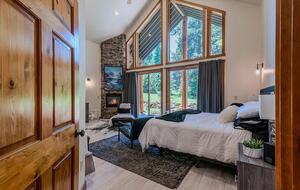 Timber Circle Retreat | Acolhedora casa na floresta perto do Lago dos Bosques – Klamath Falls, Oregon