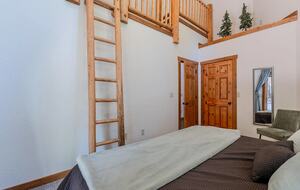 Timber Circle Retreat | Acolhedora casa na floresta perto do Lago dos Bosques – Klamath Falls, Oregon